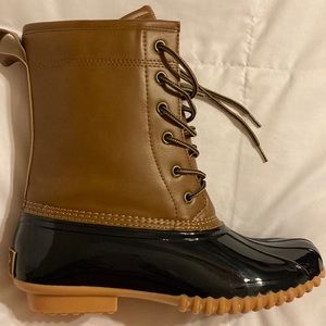 NIB Sporto Duck Boots. Size 8 1/2M. Tan/Navy